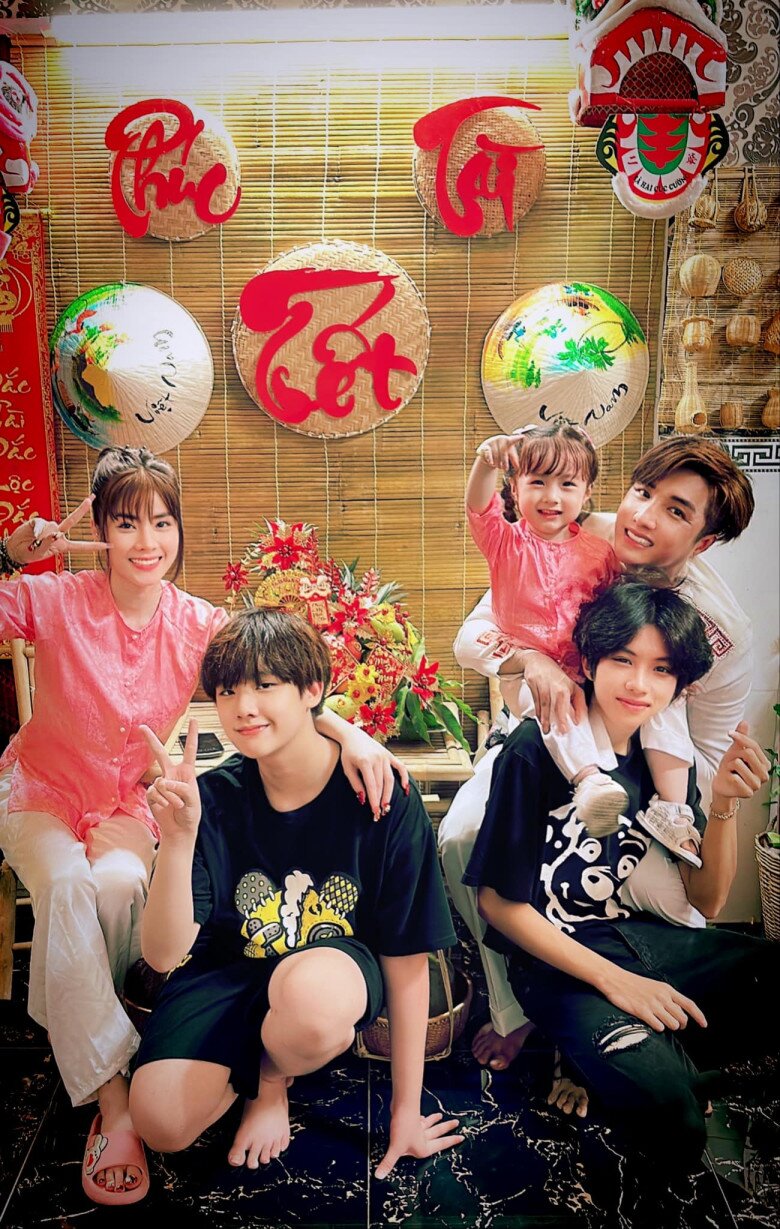 Nam ca sĩ buồn lòng vì không thể cùng lúc vừa chăm lo cho gia đình, vừa đi làm kiếm tiền.