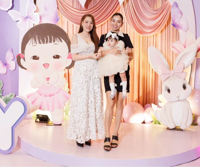 Phương Trinh Jolie dự tiệc thôi nôi con gái của Hồ Bích Trâm.