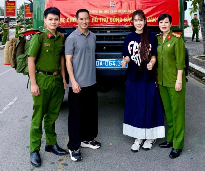 Vợ chồng Lý Hải - Minh Hà huy động xe 0 đồng gửi đồ cứu trợ đến miền Trung.