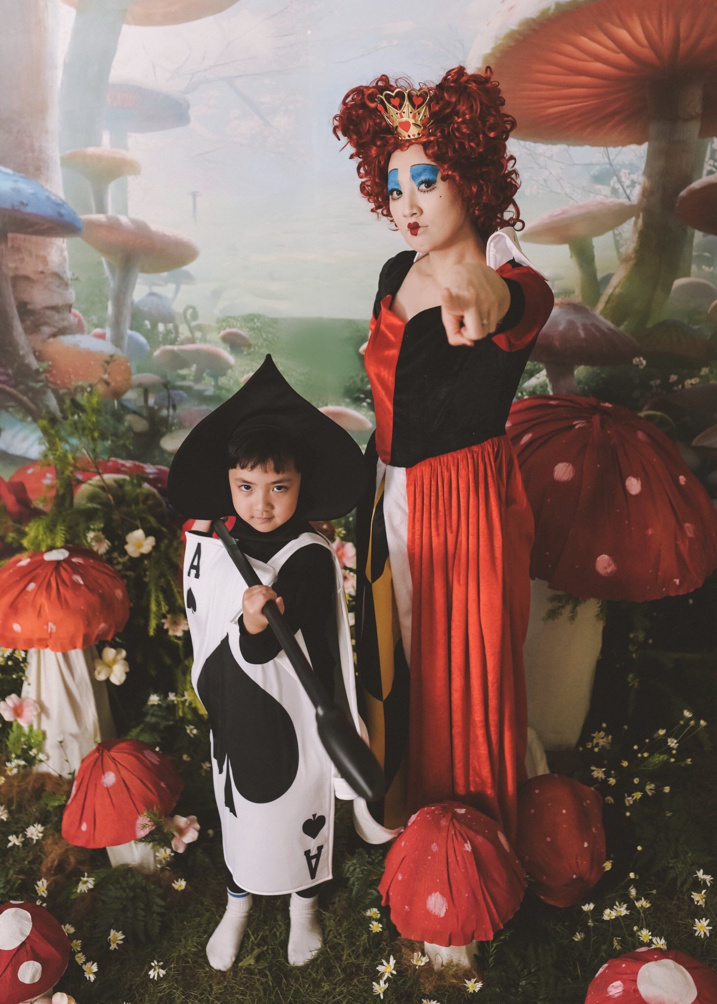 Á hậu Tú Anh cùng con trai hóa trang thành nhân vật trong Alice xứ sở thần tiên. Nàng hậu chia sẻ: Dự là đội quân này có 3 người mà trùm cuối bị ốm nên bà queen này còn mỗi quân A nên thôi mời mọi người ngắm tạm, năm sau 3 mẹ con tui làm lại.