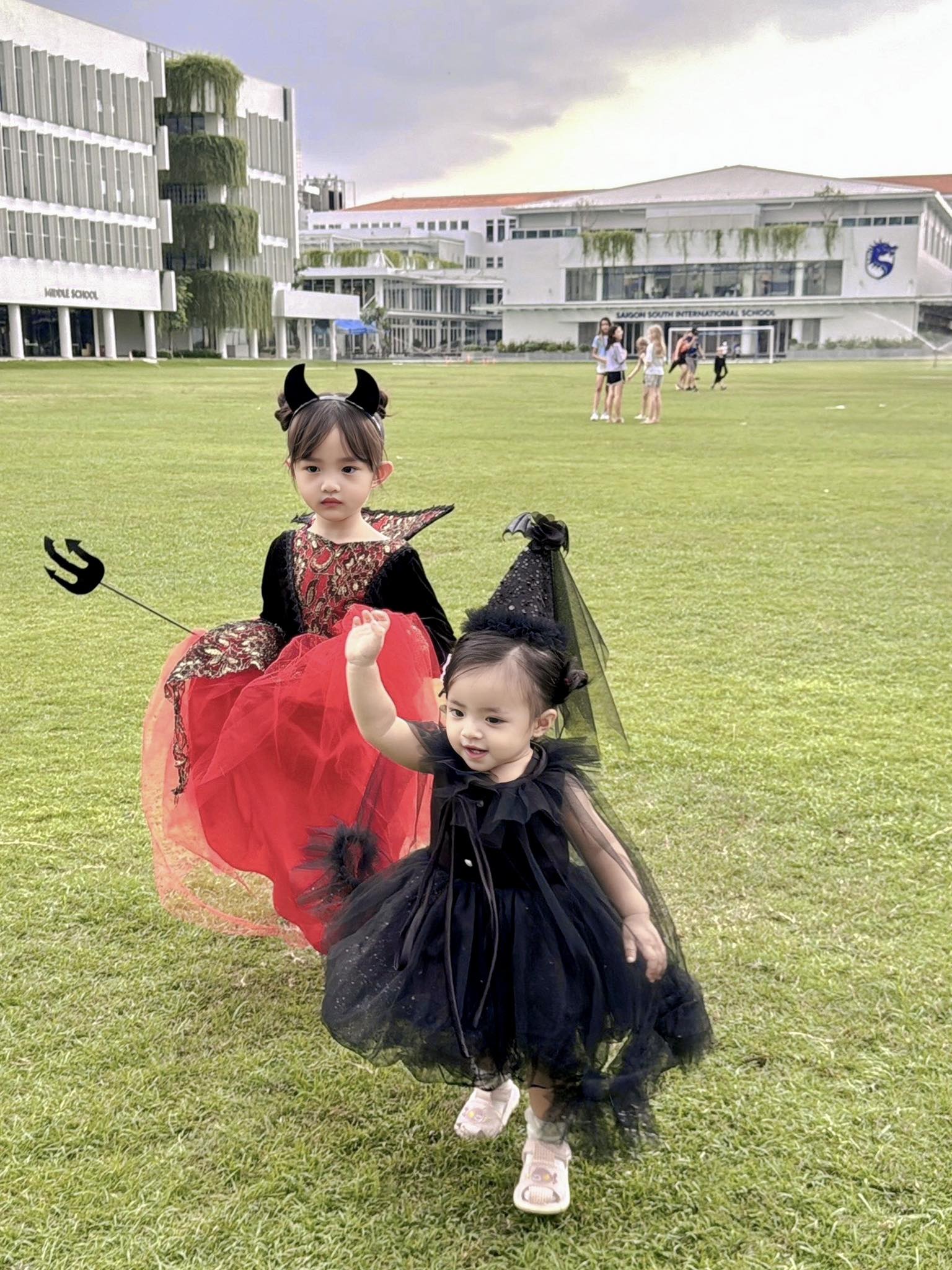 Winnie và Hannie - 2 con gái Đông Nhi và Ông Cao Thắng hóa trang đáng yêu. Nữ ca sĩ bày tỏ: Ma cà rồng và phù thuỷ chơi Halloween sớm tại hành tinh trái đất.