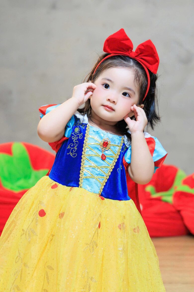 Sao Việt đón Halloween: Khánh Thi hóa trang cho ái nữ trông cực yêu, chồng Việt Hương mặc váy khiến vợ amp;#34;ngại nhìnamp;#34; - 2