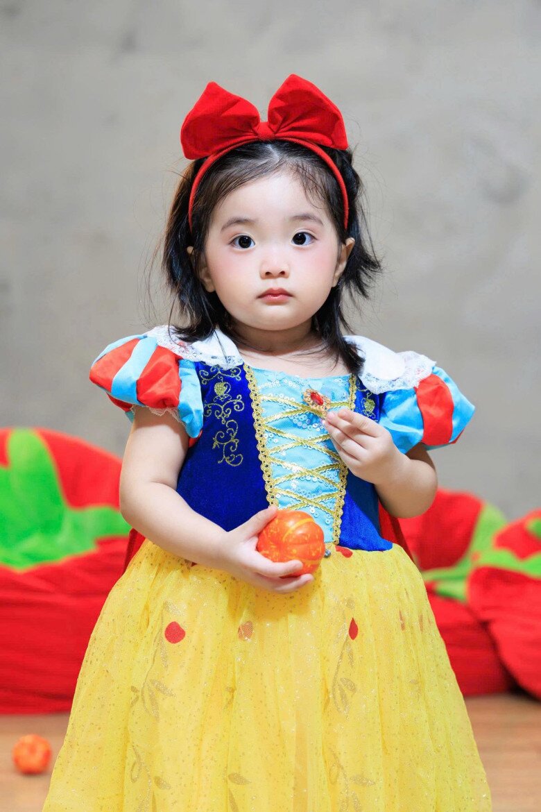 Bé Lisa có ngoại hình đáng yêu, đốn tim người xem.