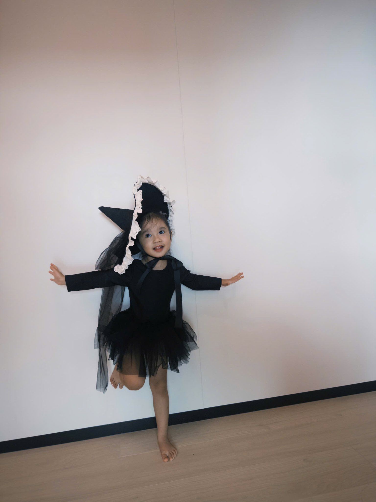 Bé Misumi - con gái Bảo Anh đáng yêu khi diện đồ hóa trang. Nữ ca sĩ chia sẻ thêm: Mà mí tôi đặt giày nhưng shop không giao nên sáng nay tôi đi chân không nha mọi người.