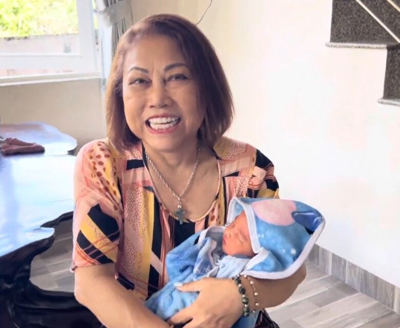 Nữ ca sĩ hạnh phúc bế bồng thiên thần nhỏ.