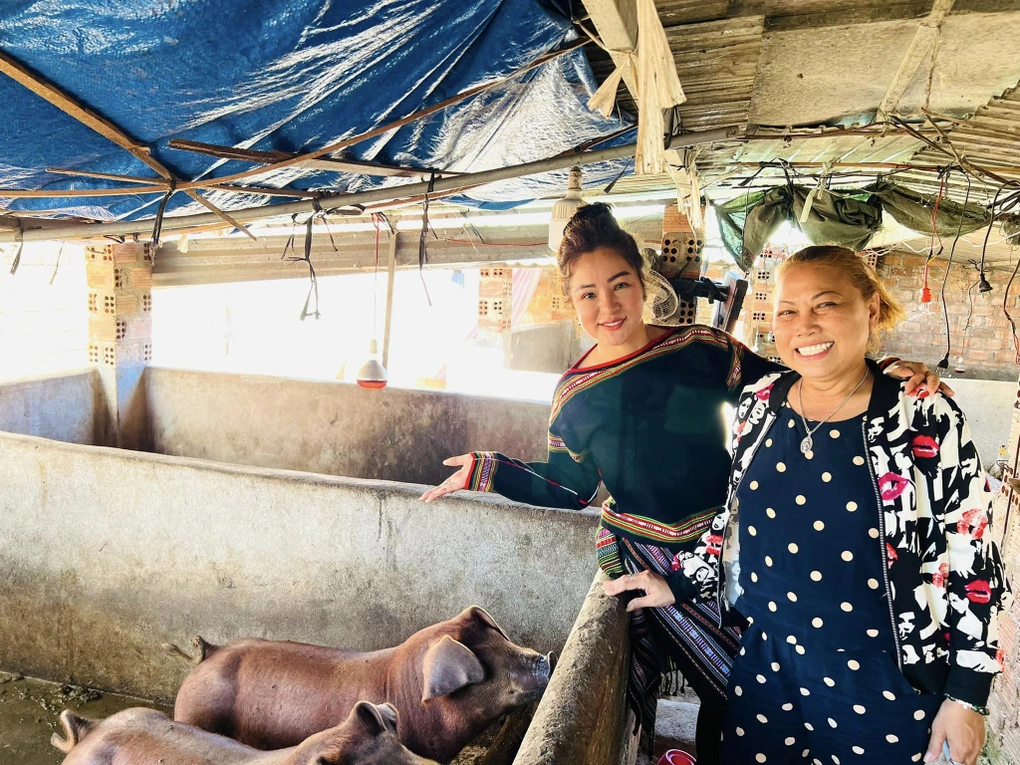 Siu Black làm nương rẫy, chăn nuôi ở quê nhà.