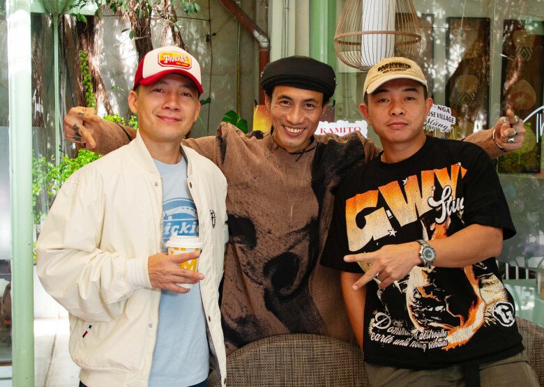 Các ca khúc đều do Phạm Anh Khoa sáng tác, lấy cảm hứng từ những truyện cổ tích, truyền thuyết như Lạc Long Quân - Âu Cơ, Thánh Gióng, Thạch Sanh... để kể về một dân tộc kiên cường, luôn biết đứng dậy bằng chính sức mạnh của mình.