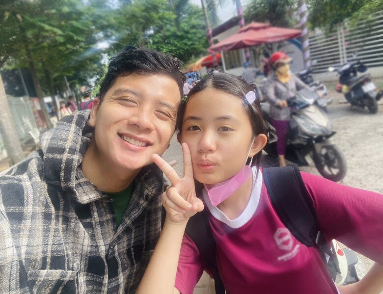 Anh Thanh Long đưa con riêng của vợ đi học mỗi ngày.