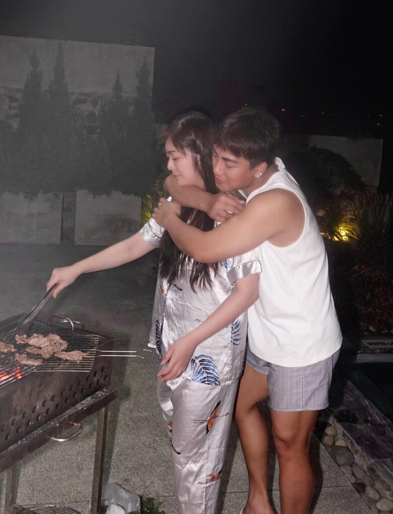 Thanh Trúc bật khóc trên livestream khi bị nói chồng giàu nhưng để vợ đi làm kiếm tiền, Châu Khải Phong phải lên tiếng 3 Châu Khải Phong xót vợ làm việc cực khổ.