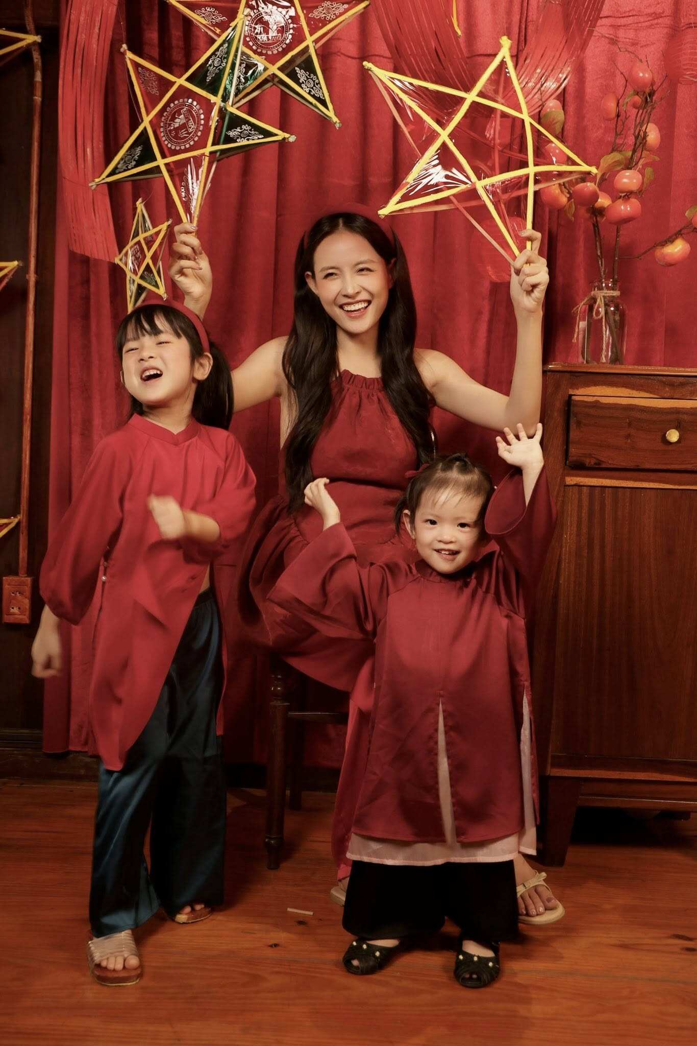 Diễn viên Trương Mỹ Nhân rước đèn ông sao cùng 2 ái nữ - bé Bona và Boni. Cô chia sẻ: Chỉ mong mọi người được bình an và hạnh phúc.