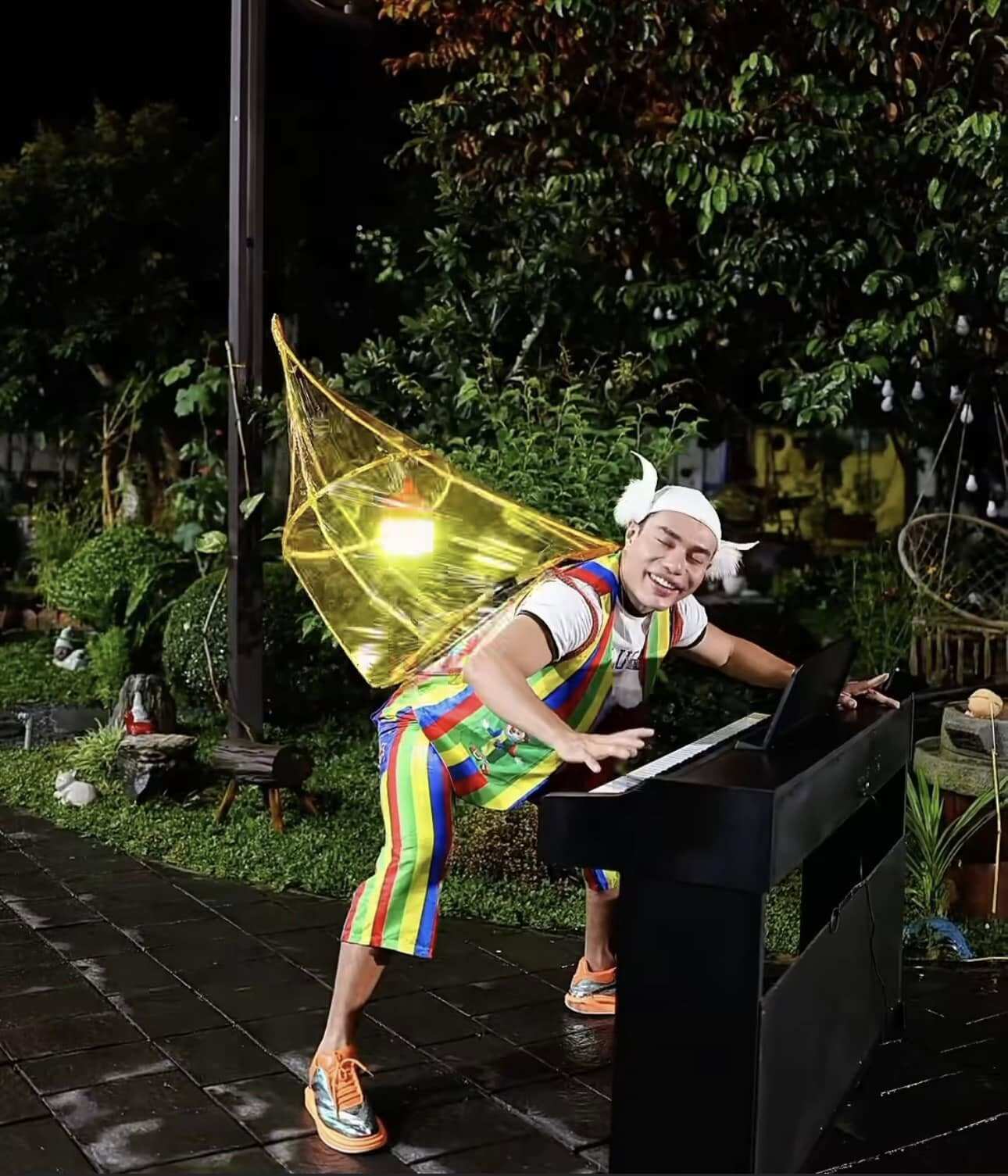 Lê Dương Bảo Lâm khiến cộng đồng mạng bật cười khi hóa trang thành lồng đèn di động. Nam diễn viên nhắn nhủ: Các phụ huynh lưu ý tối khỏi mua lồng đèn nha. Chú Lâm chuẩn bị 5000 cái lồng đèn cho tụi con, sữa miễn phí, bánh trung thu miễn phí luôn.