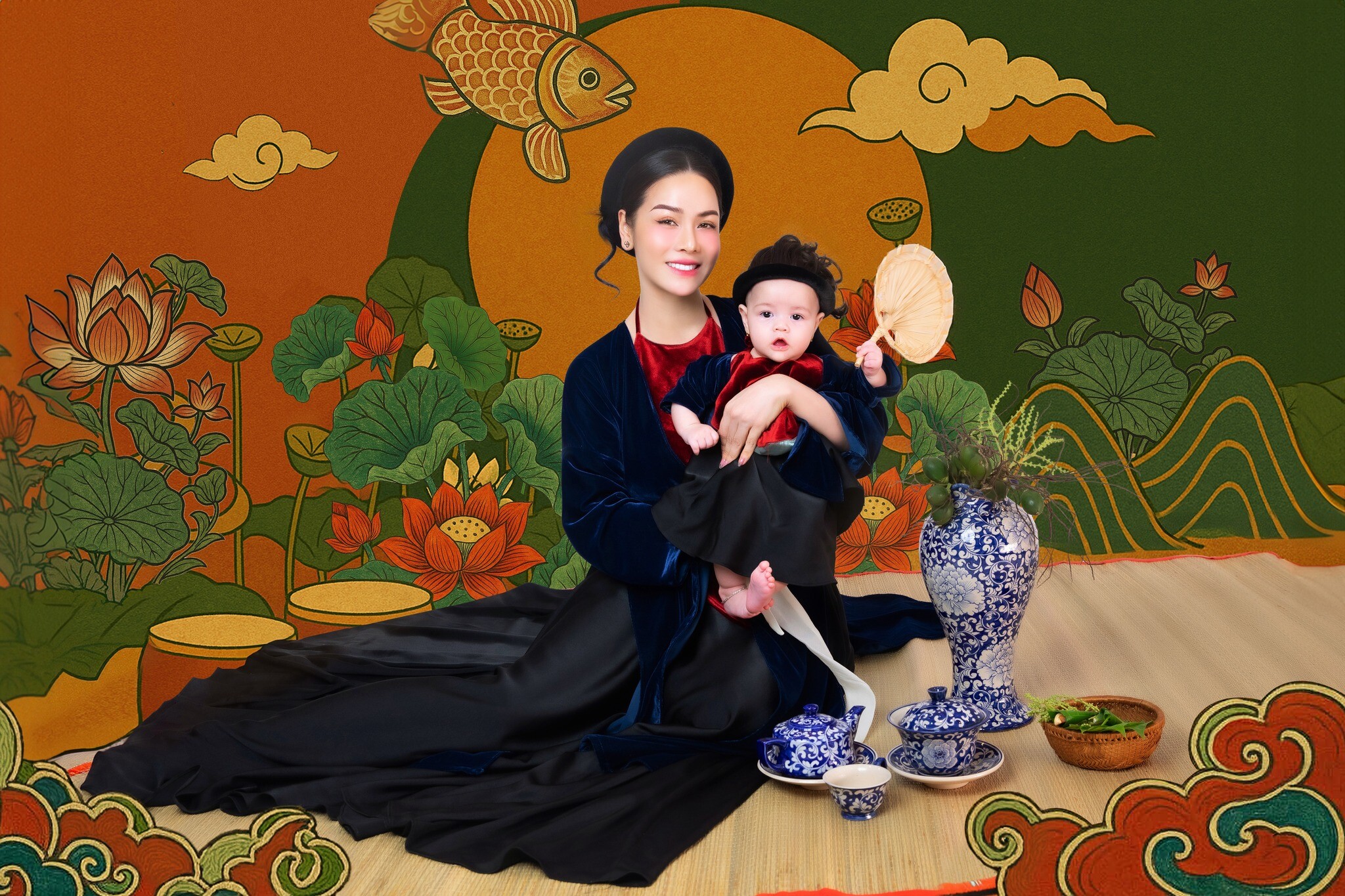 Trên trang cá nhân, Nhật Kim Anh đăng tải bộ ảnh sum vầy bên ái nữ - bé Julia. Nữ diễn viên bày tỏ: Mọi người khoe lồng đèn, mẹ khoe luôn lồng đèn phiên bản limited - mang tên Julia.