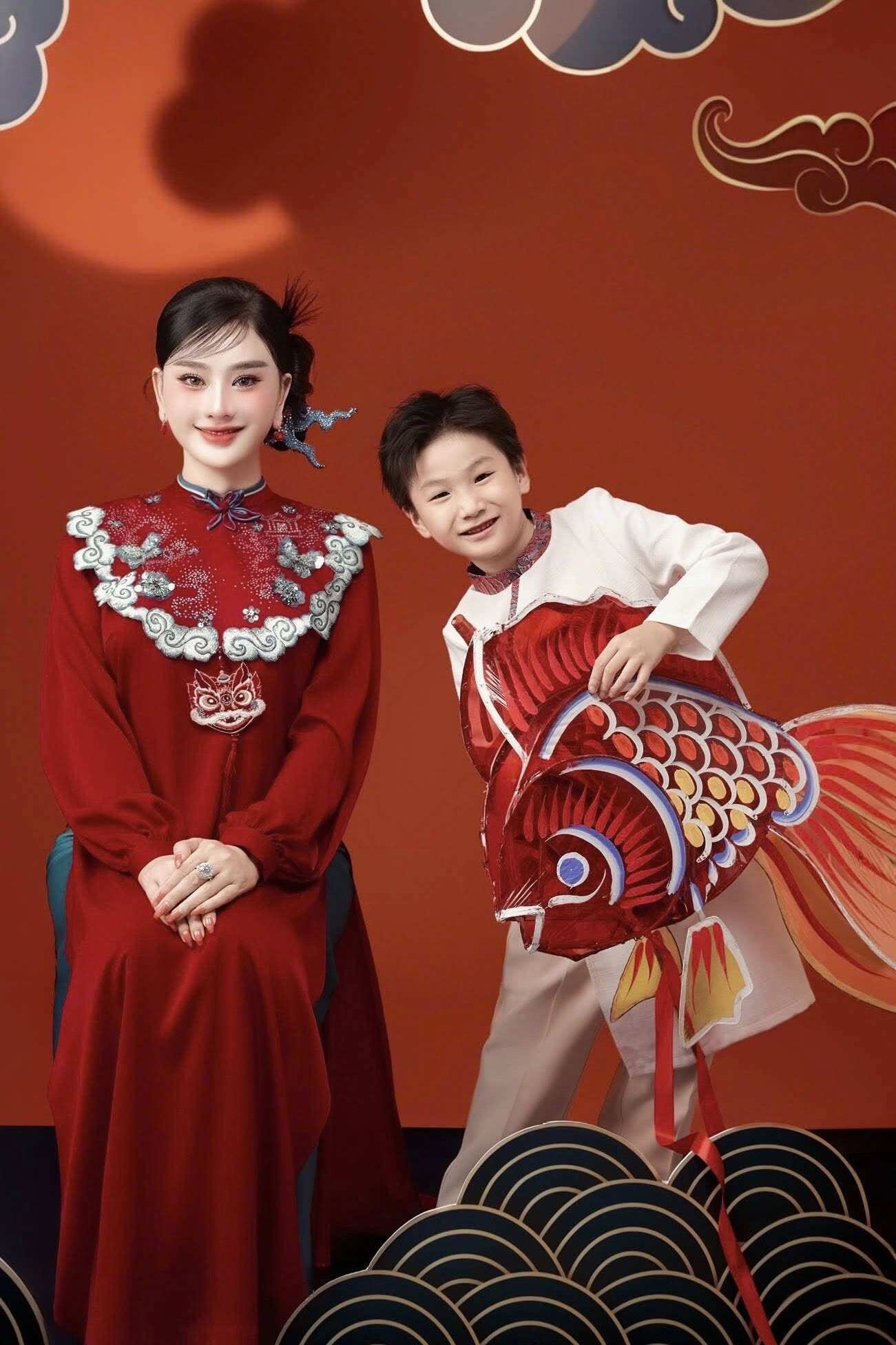 Đăng tải bộ ảnh bên con trai - bé Thiên Long, Lâm Khánh Chi cho hay: Gần 5 năm rồi mẹ con mình mới lại có dịp chụp cùng nhau một bộ ảnh Trung Thu. Thời gian trôi nhanh quá, tóc mẹ đã thêm vài sợi bạc, còn con cũng trưởng thành hơn nhiều. Nhưng có một điều mãi không đổi - đó là tình yêu thương, là vòng tay ấm áp mẹ luôn dành cho con.