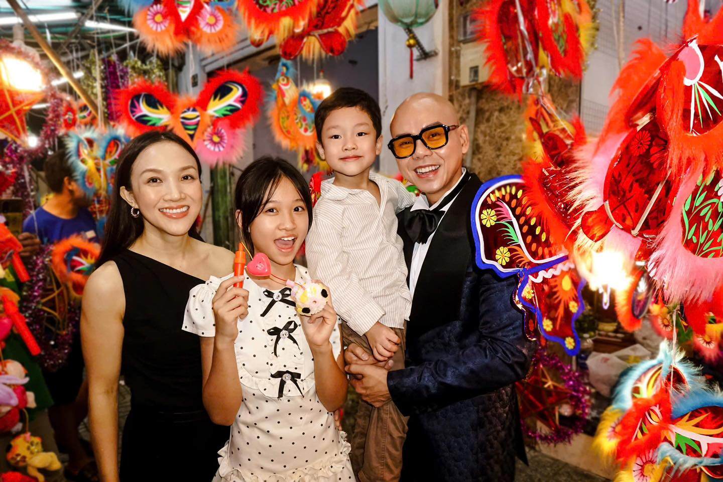 Vợ chồng Phan Đình Tùng tạo kỷ niệm đón Trung thu cùng với 2 con. Nam ca sĩ chia sẻ: Chú Cuội Phan Đinh Tùng cùng Chị Hằng Thái Ngọc Bích và 2 bé thỏ ngọc Noel - Noah thương chúc cả nhà một ngày Trung thu thật vui vẻ, ấm áp bên những người yêu thương nhất dưới ánh trăng tròn đẹp nhất trong năm.