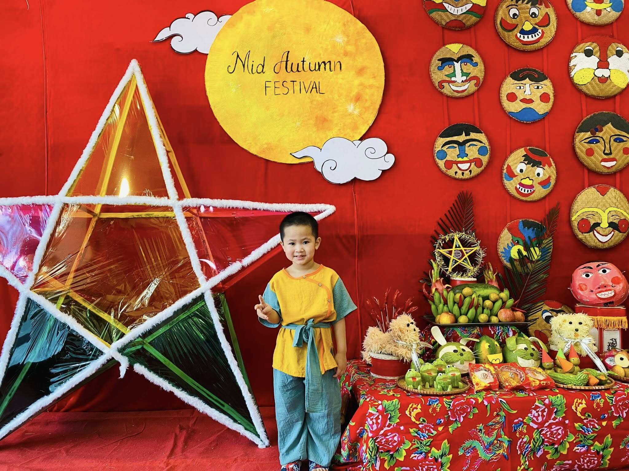 Bà xã NSND Tự Long khoe hình ảnh con trai út hóa trang thành chú Cuội.