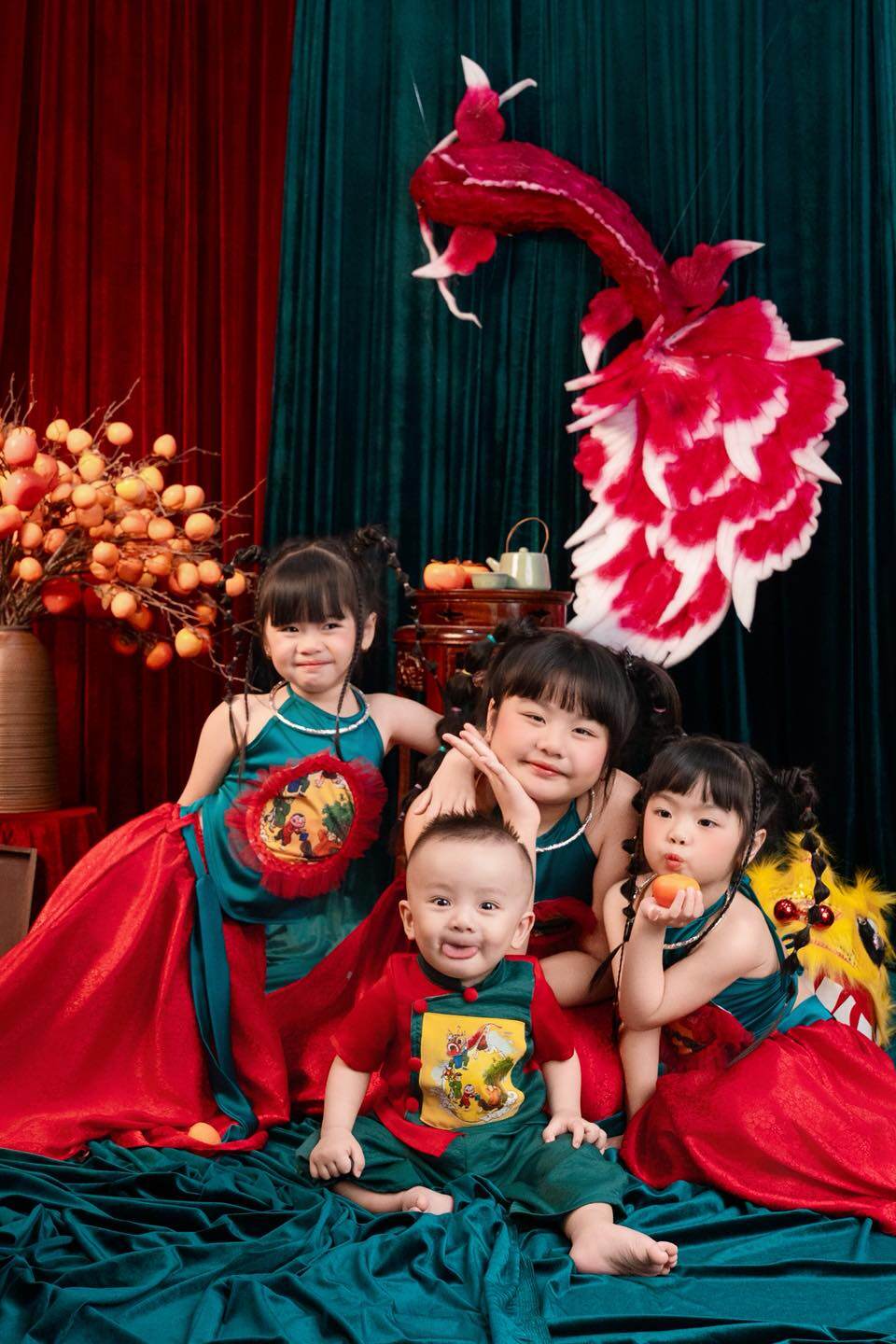 4 bé Queenie, Quianna - Quinita, và Quintin diện đồ rước đèn đồng điệu.