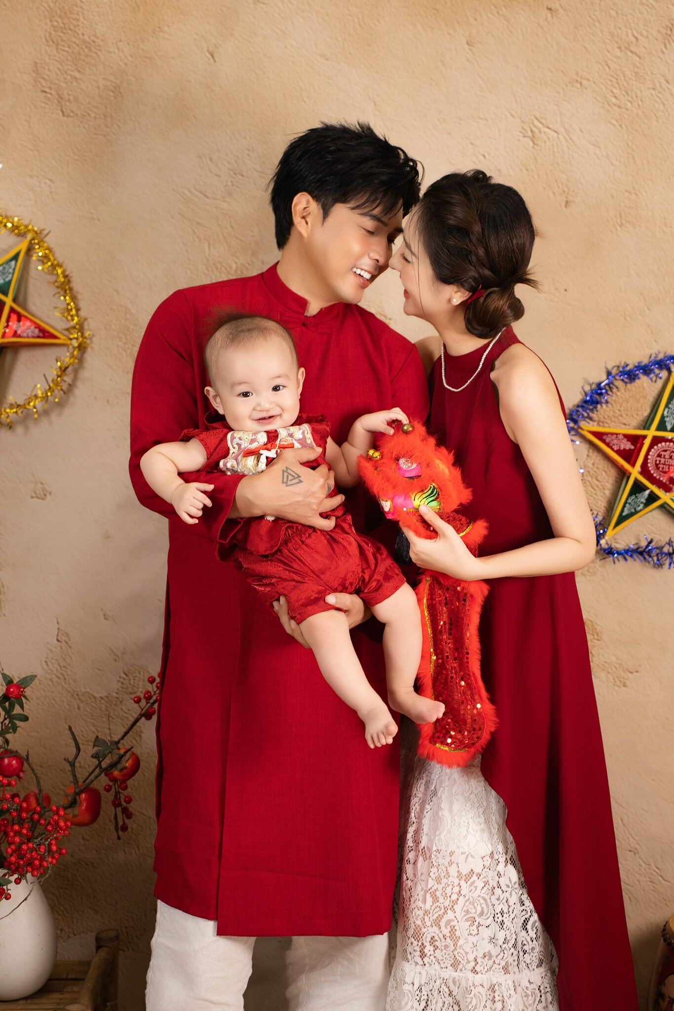 Vợ chồng Hồ Quang Hiếu khoe khoảnh khắc ngọt ngào bên con trai - bé Hin. Bà xã nam ca sĩ - Tuệ Như nhắn nhủ: Tết Trung thu đầu tiên của cục vàng nhỏ, thương em bé lắm.