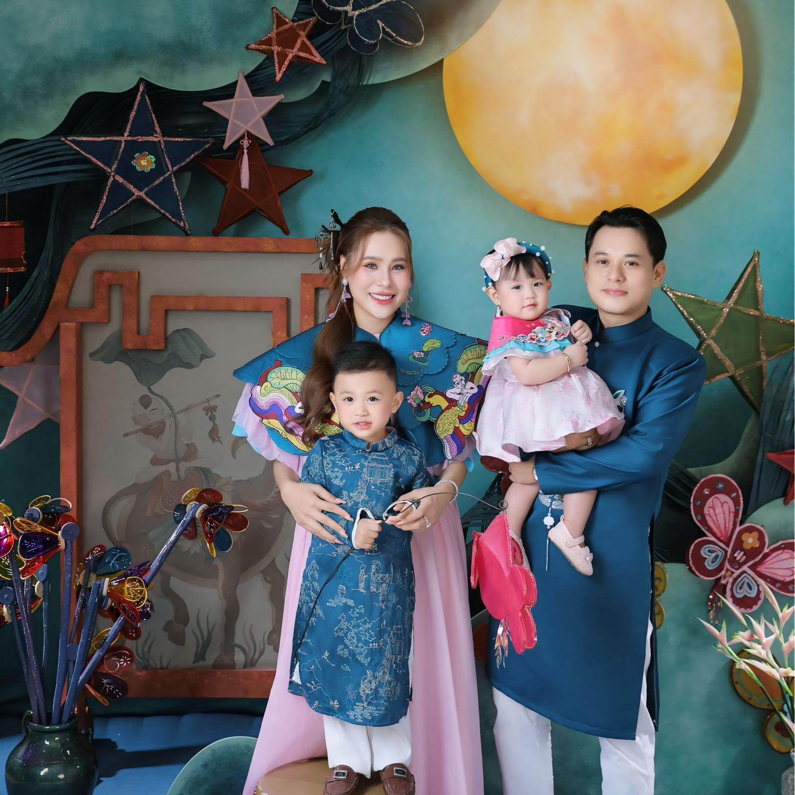 Vợ chồng Hồ Bích Trâm khoe bộ ảnh bên 2 con đủ nếp, đủ tẻ. Nữ diễn viên chia sẻ: Gia đình nhỏ hạnh phúc to. Cục vàng cục kim cương của ba mẹ.