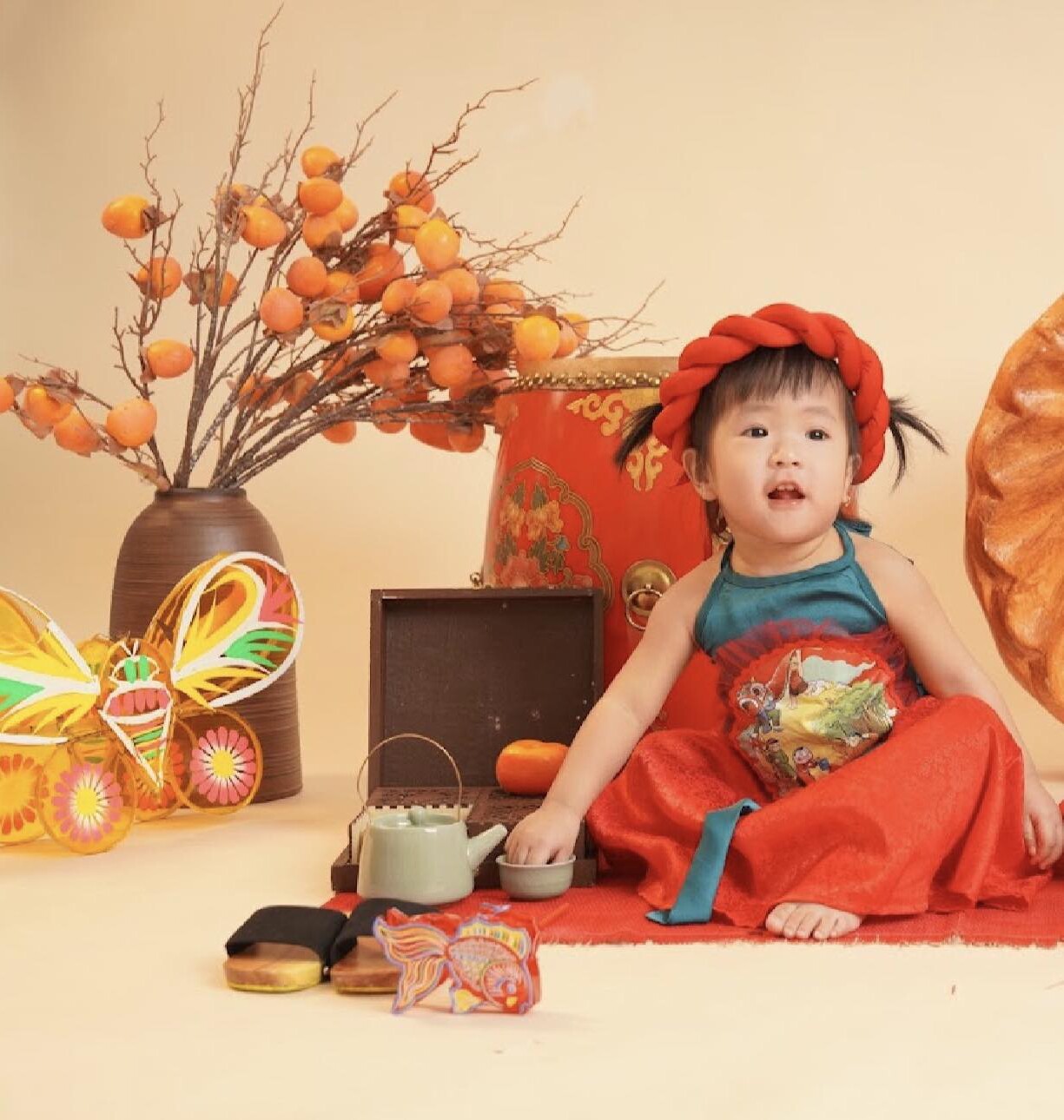 Bé Kỳ Kỳ - con gái của vợ chồng Thanh Trúc - Châu Khải Phong chụp bộ ảnh Trung thu khi tròn 15 tháng tuổi. Khoe ảnh ái nữ, sao phim Giấc mơ biển chia sẻ: Chúc cả nhà một mùa Trung thu vui vẻ.