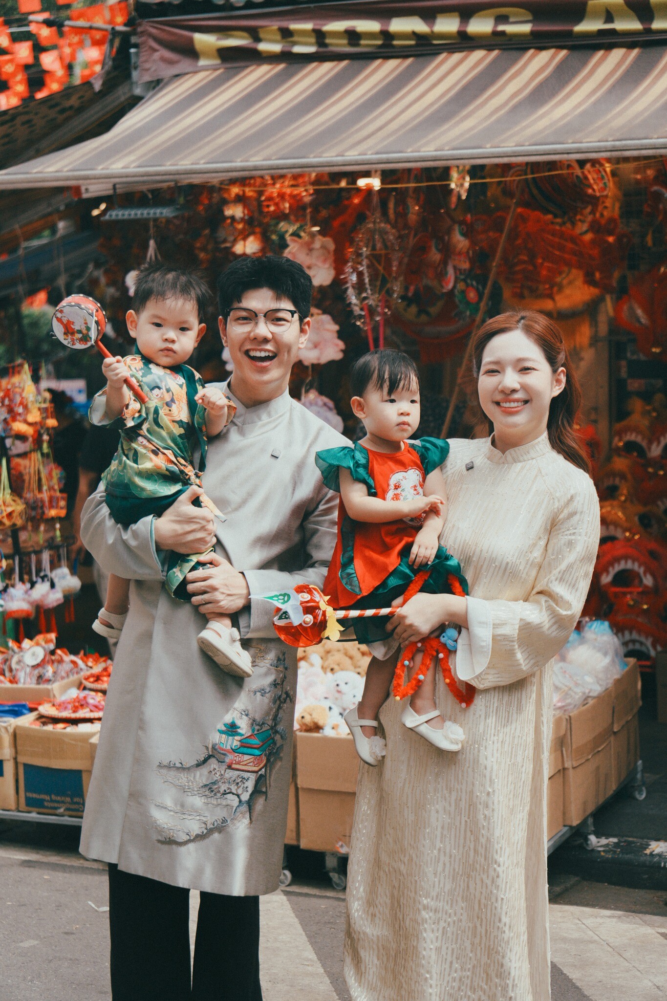 Cặp đôi BTV Mạnh Cường - Hương Giang của kênh Gia đình truyền hình đưa 2 con song sinh dạo phố ngắm đèn lồng trung thu. Nam BTV chia sẻ: Năm nay, chúng mình đưa Cue - Cam lên phố Hàng Mã để hai em cảm nhận không khí và ngắm nhìn những chiếc đèn lồng rực rỡ. Bây giờ, hai em cái gì cũng biết chỉ là chưa biết… đòi mua quà thôi.