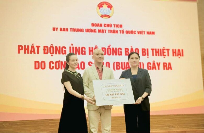 Trước đó, vợ chồng nam ca sĩ từng nhiều lần chung tay đóng góp sau thiên tai.