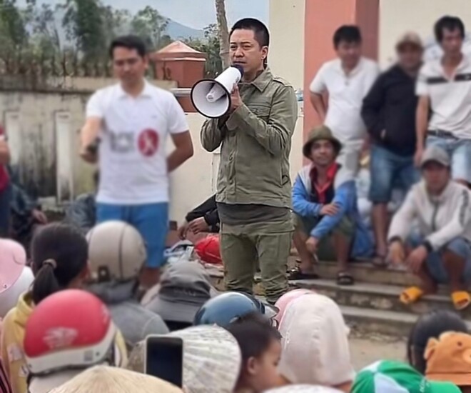 Tuấn Hưng xuất hiện với vẻ ngoài tiều tụy khi tham gia cứu trợ miền Trung.