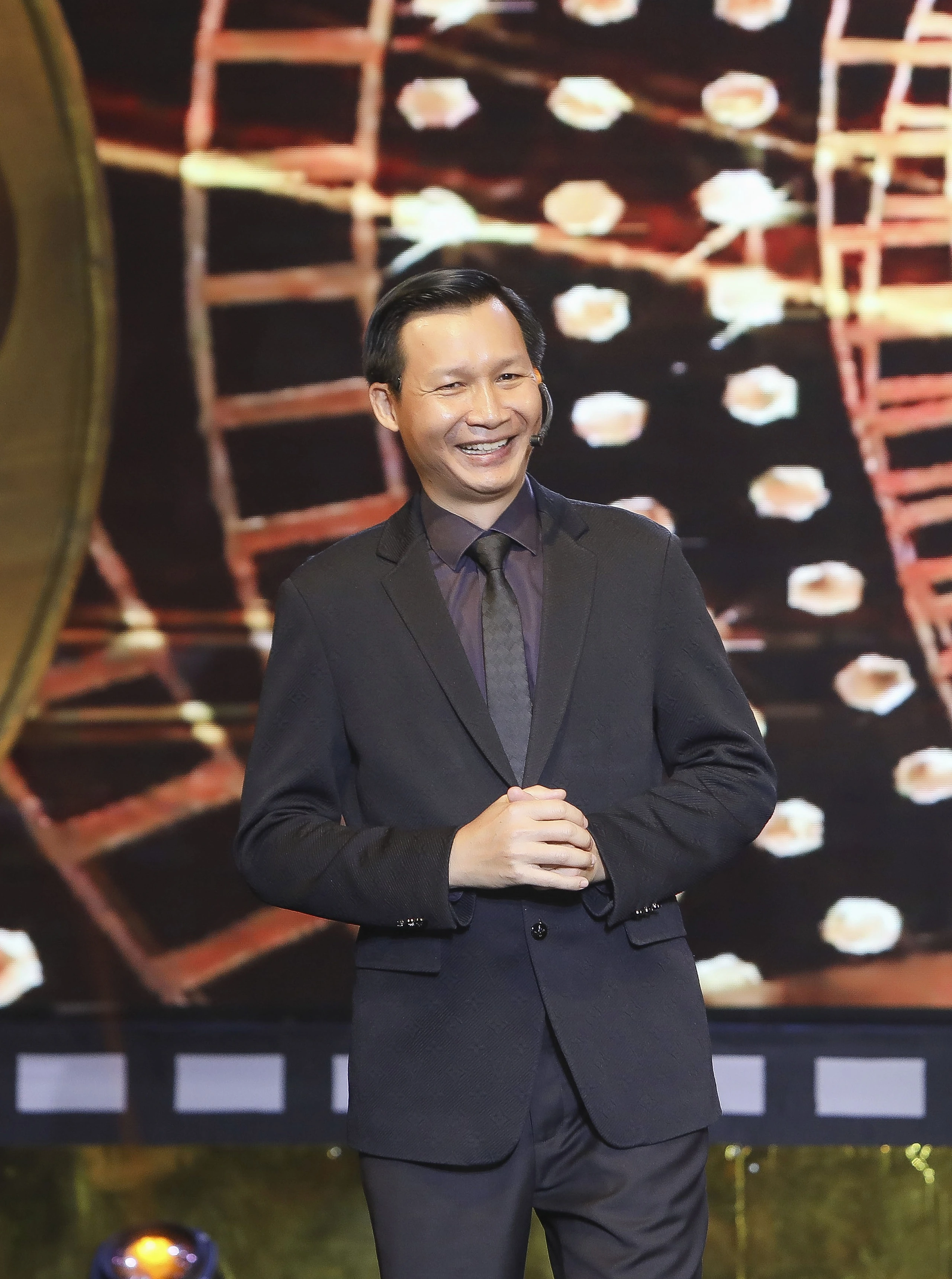 Đạo diễn Vũ Thành Vinh có những lý giải về cảnh 18+ trong phim.