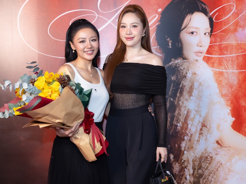 Ca sĩ Bảo Thy đến chúc mừng đàn em.