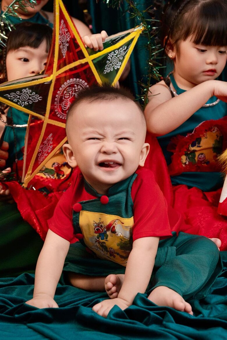 Chào đời vào năm 2024, quý tử nhà Vân Trang hưởng trọn gen ngoại hình của bố.