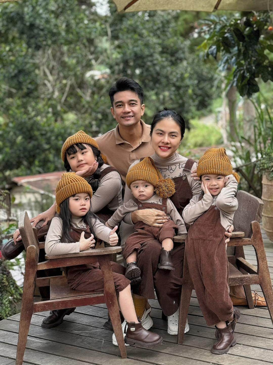 3 con lớn nhà Vân Trang biết yêu thương, quan tâm em trai.