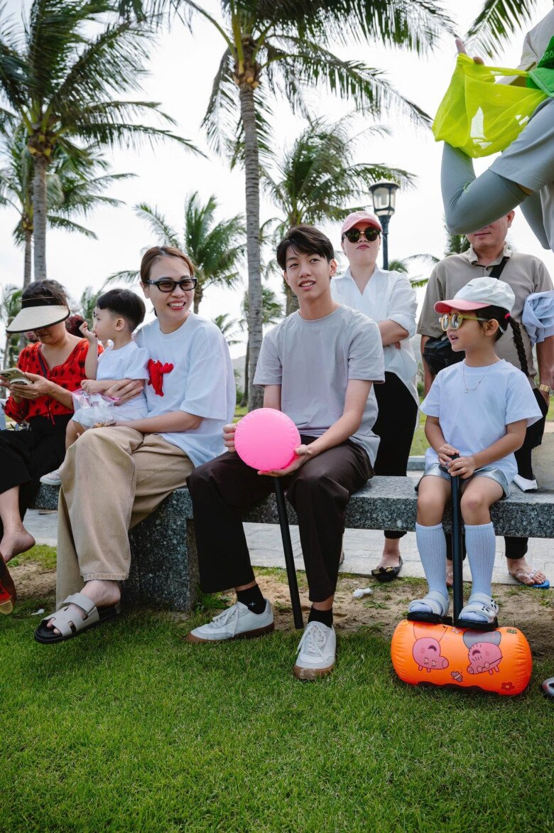 Ngồi cạnh 2 em, Subeo - con cả Cường Đô La trông cao lớn phổng phao.