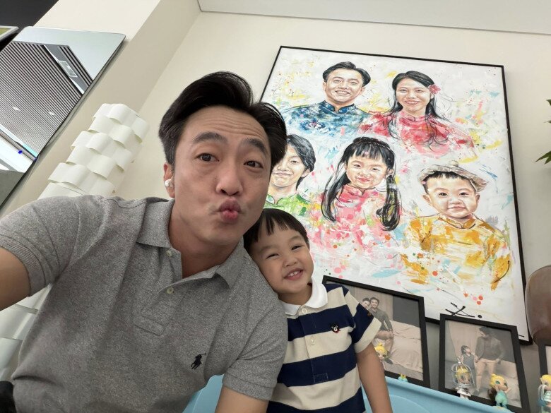 Bé Sutin được khen ngợi càng lớn càng giống bố.