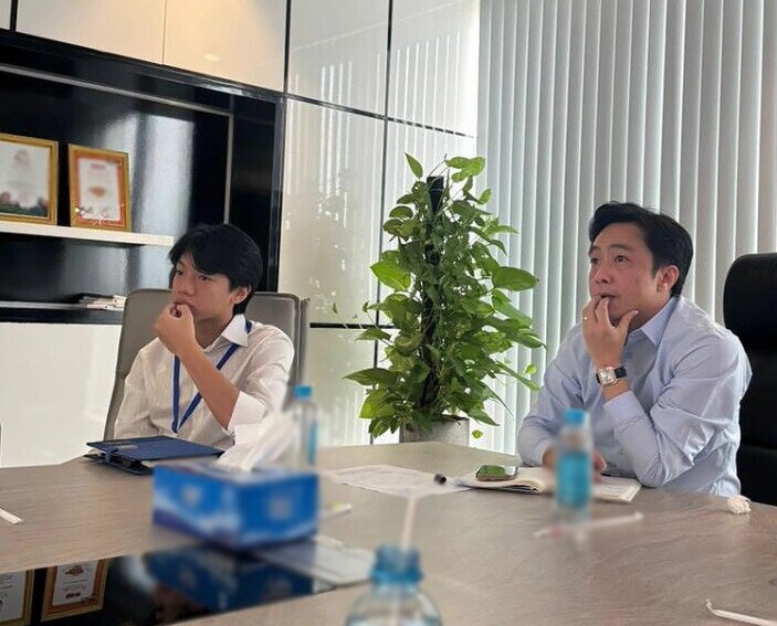 Hình ảnh con trai Cường Đô La thực tập tại công ty gia đình.