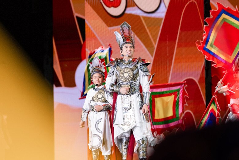 Doanh nhân Thủy Tiên là hậu phương giúp chồng cũ và quý tử tỏa sáng trên sân khấu.