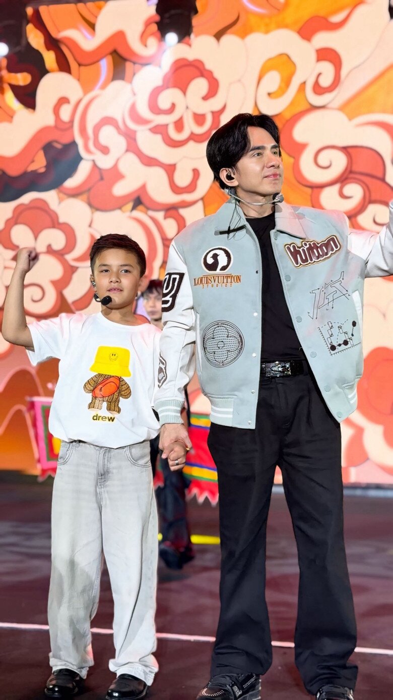 Bé Thiên Từ được khen ngợi khi tự tin biểu diễn cùng với bố.