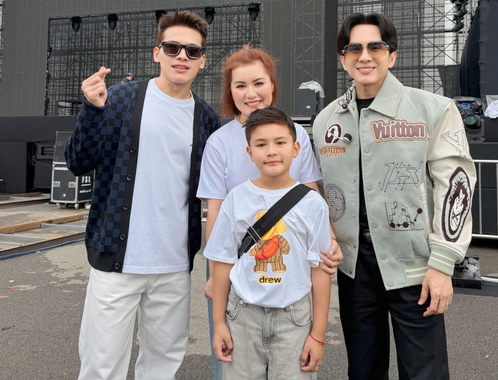 Vợ cũ Đan Trường đồng hành cùng chồng cũ trong suốt các chuyến lưu diễn.