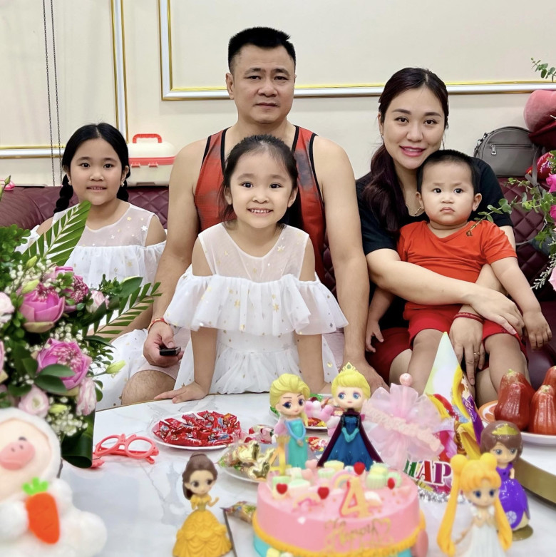 Bà xã Tự Long được khen ngợi khi biết cách vun vén tổ ấm.