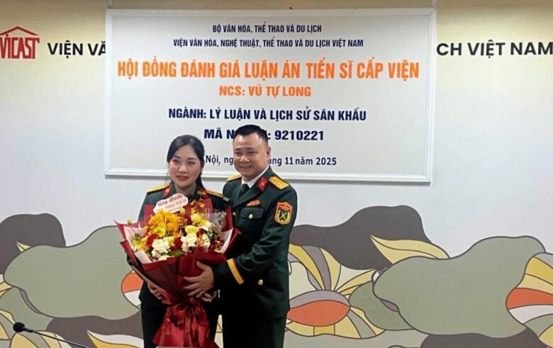 Minh Nguyệt chúc mừng Tự Long trở thành Tiến sĩ.