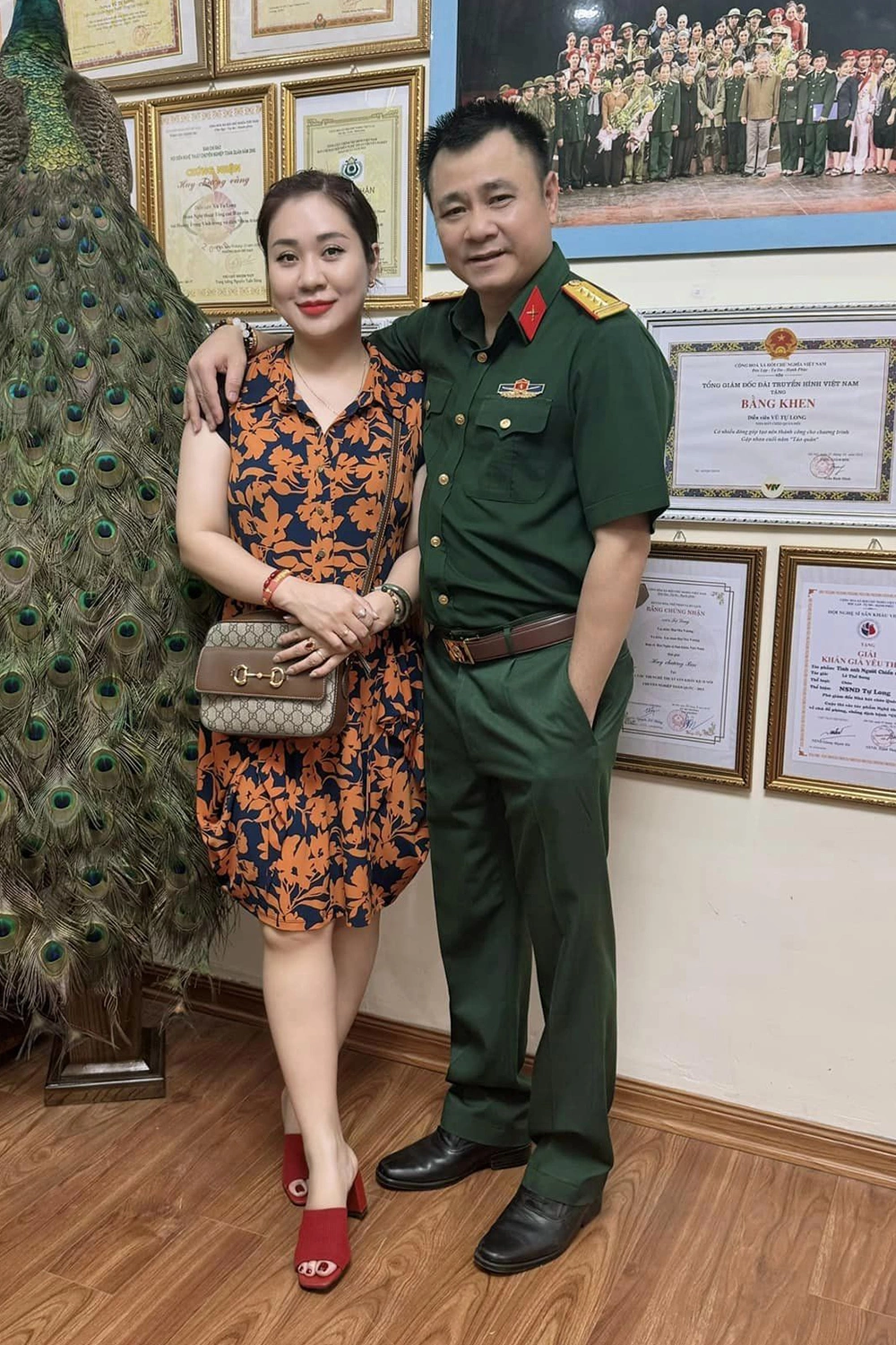 Bên cạnh sự nghiệp thành công, Tự Long có hôn nhân hạnh phúc bên vợ Thiếu tá.