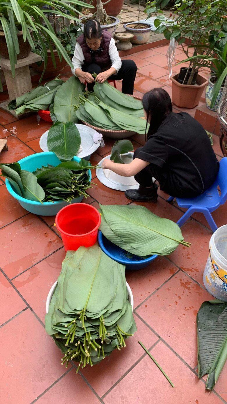 Khoảnh khắc vợ Xuân Bắc cùng mẹ chồng chuẩn bị nguyên liệu gói bánh chưng.