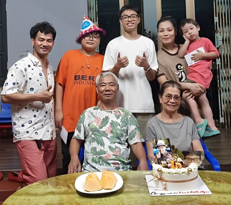 3 thế hệ nhà nam nghệ sĩ quây quần bên mâm cơm.