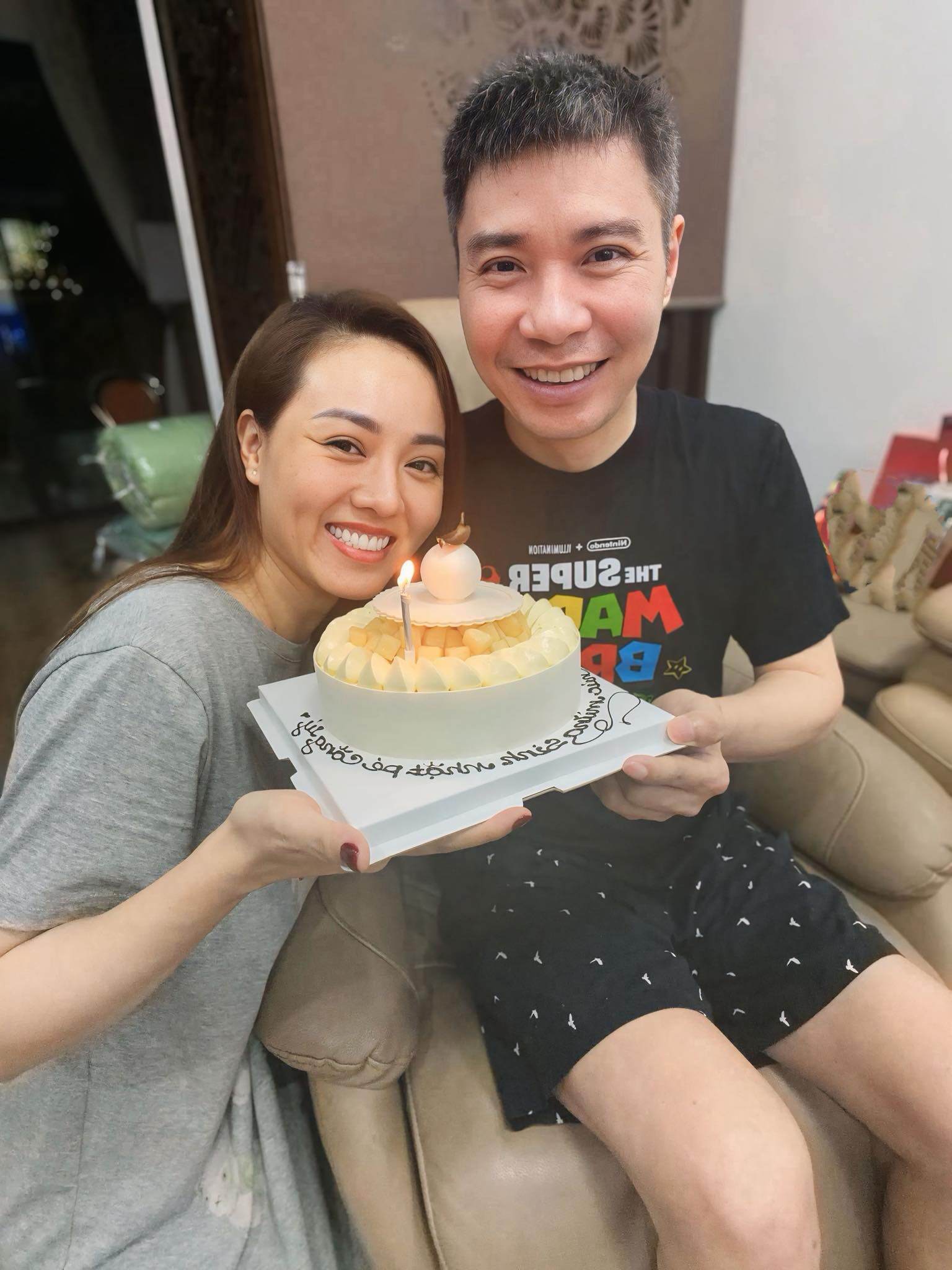 Vượt qua biến cố, vợ chồng nam nghệ ngày càng mặn nồng.