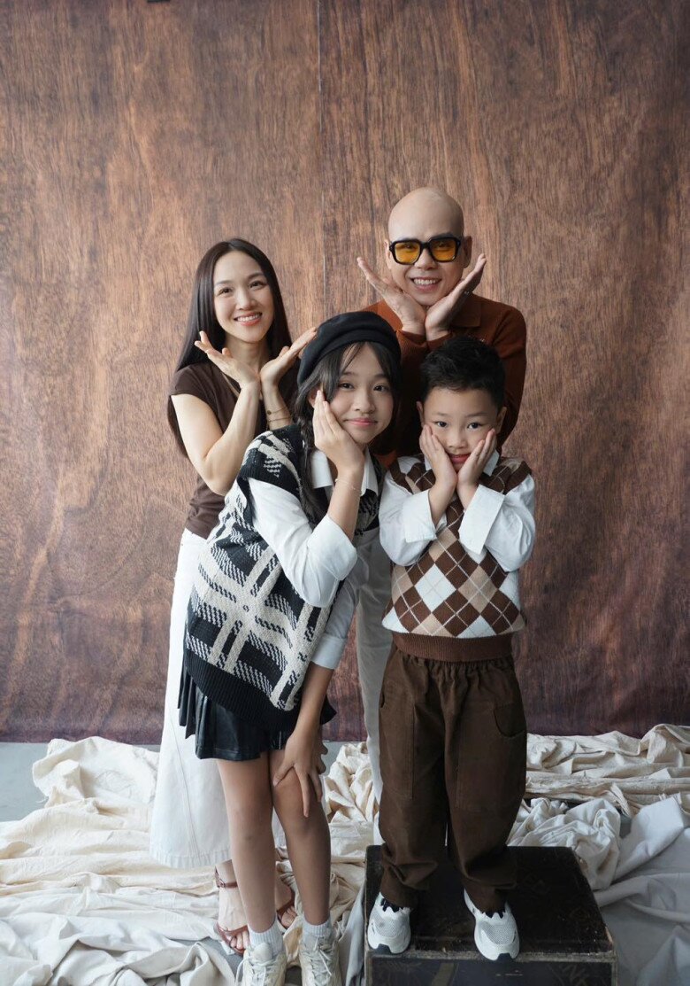 Vợ chồng nam ca sĩ hạnh phúc khi có 2 con đủ nếp, đủ tẻ.