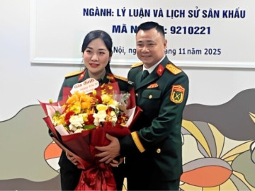 NSND Tự Long trở thành Tiến sĩ đầu tiên của Nhà hát Chèo Quân đội, NSND Xuân Bắc đến chúc mừng