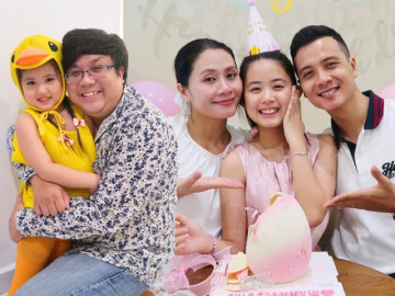 Gia Bảo mang nửa vali quà từ Mỹ về tặng cho con gái duy nhất, bé Grammy giờ có 2 người bố yêu chiều