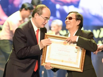 Cậu bé được mẹ cõng đi chữa bệnh nay là NSND nuôi 4 con thành tài, về già chi 30 triệu tiền vé số mỗi tháng