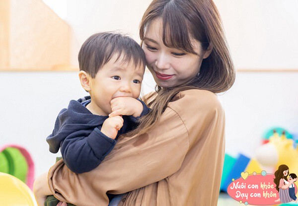 Bố mẹ có thể chú ý đến những chi tiết trẻ phát triển trong cuộc sống hàng ngày.