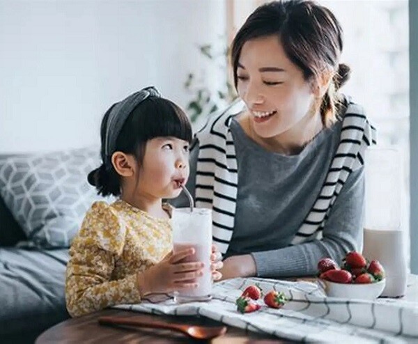 Những hành động nhỏ bé tuy giản dị, nhưng lại chứa đựng tấm lòng chân thành của trẻ.