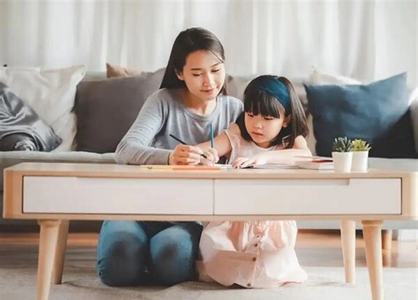 Trẻ dành thời gian để về nhà và dùng bữa với bố mẹ vào cuối tuần, hay thường xuyên chia sẻ về cuộc sống.