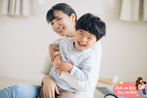 Tăng cường trò chuyện với con hàng ngày.